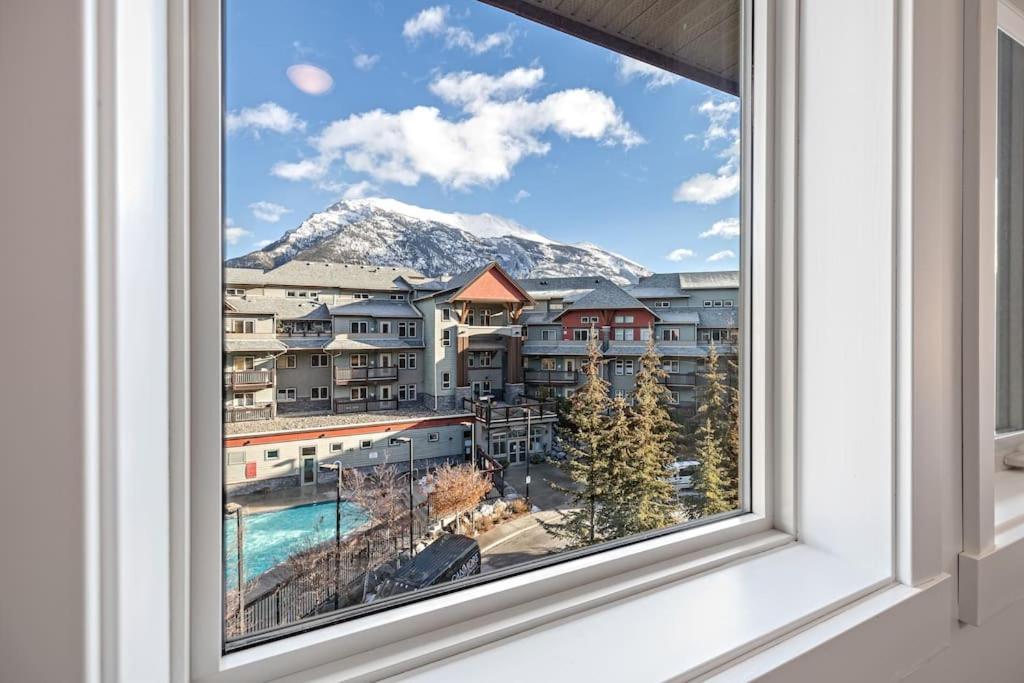 Mountain Retreat - Modern And Bright With Panorama Views 2 Bedrooms, 4 Beds, Heated All-Year Outdoor Pool, Hottub, Balcony, Banff Park Pass Canmore Exterior foto