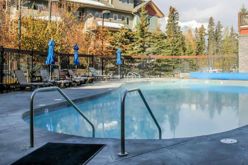 Mountain Retreat - Modern And Bright With Panorama Views 2 Bedrooms, 4 Beds, Heated All-Year Outdoor Pool, Hottub, Balcony, Banff Park Pass Canmore Exterior foto