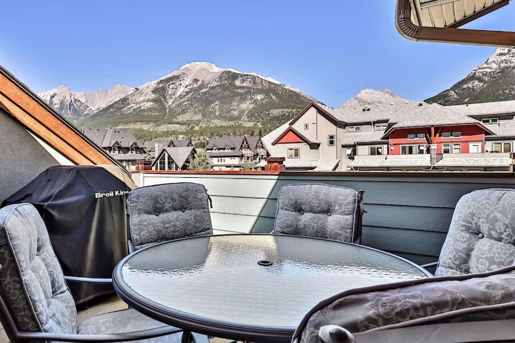 Mountain Retreat - Modern And Bright With Panorama Views 2 Bedrooms, 4 Beds, Heated All-Year Outdoor Pool, Hottub, Balcony, Banff Park Pass Canmore Exterior foto